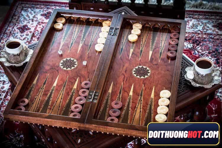 Backgammon là gì? Cách chơi Backgammon thế nào? Link chơi Backgammon Online ở đâu? Hãy cùng kênh Đổi Thưởng Hot phân tích về trò chơi đã khá lâu đời này!