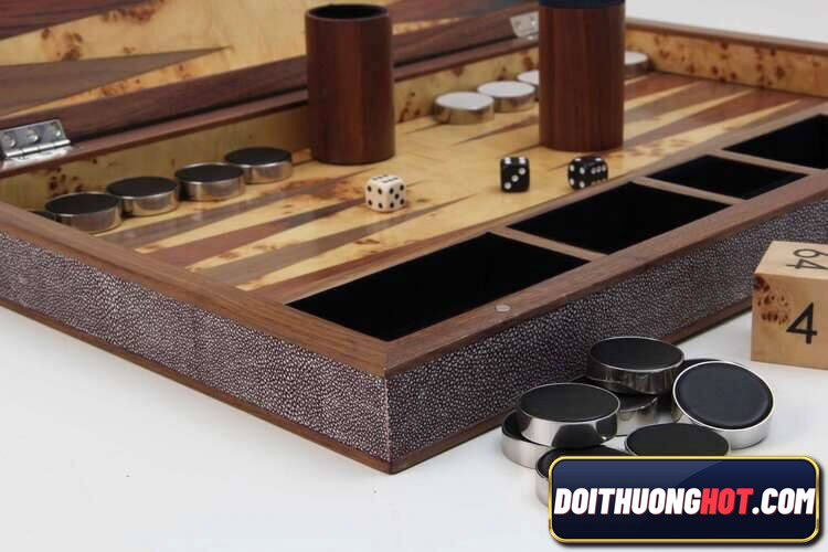 Backgammon là gì? Cách chơi Backgammon thế nào? Link chơi Backgammon Online ở đâu? Hãy cùng kênh Đổi Thưởng Hot phân tích về trò chơi đã khá lâu đời này!