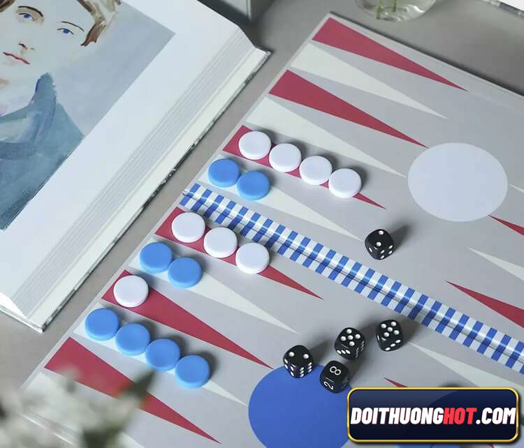 Backgammon là gì? Cách chơi Backgammon thế nào? Link chơi Backgammon Online ở đâu? Hãy cùng kênh Đổi Thưởng Hot phân tích về trò chơi đã khá lâu đời này!