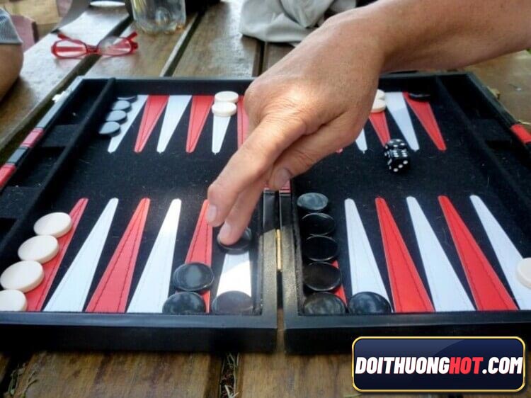 Backgammon là gì? Cách chơi Backgammon thế nào? Link chơi Backgammon Online ở đâu? Hãy cùng kênh Đổi Thưởng Hot phân tích về trò chơi đã khá lâu đời này!