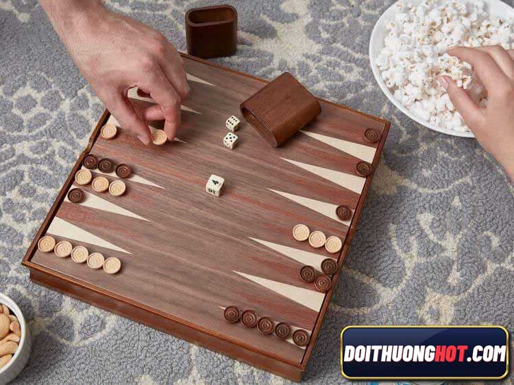 Backgammon là gì? Cách chơi Backgammon thế nào? Link chơi Backgammon Online ở đâu? Hãy cùng kênh Đổi Thưởng Hot phân tích về trò chơi đã khá lâu đời này!