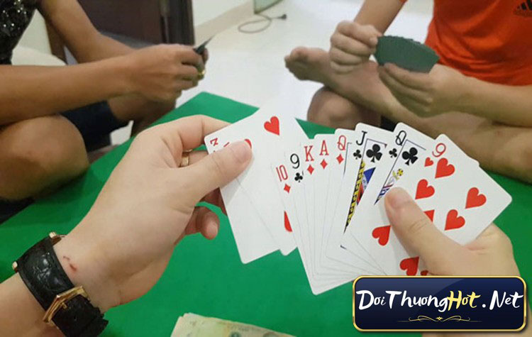 Trải nghiệm game Sâm lốc hấp dẫn với quy luật, cách chơi và tính điểm đầy thú vị. Tìm hiểu về thuật ngữ độc đáo và cùng khám phá phiên bản hack.